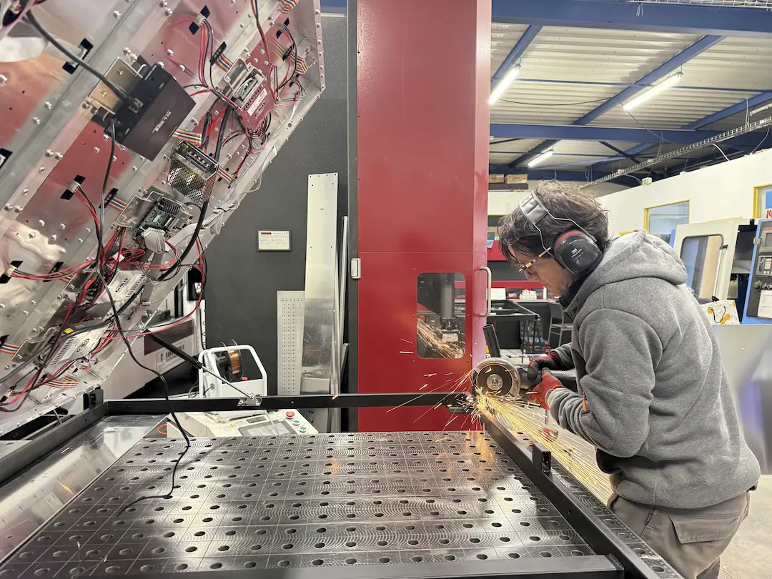 Atelier de fabrication Écran LED Pro à Narbonne — assemblage de la structure d'un écran LED